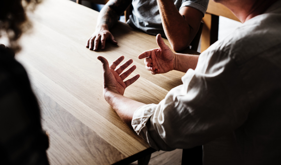 grupo de personas en la asamblea general de apromar